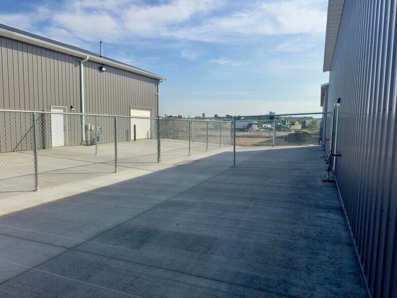 3232 Airway Ave, Bismarck, ND à vendre - Photo du bâtiment - Image 2 de 2