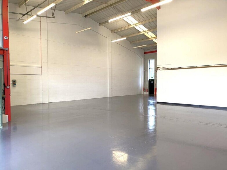 Walnut Tree Clos, Guildford à louer - Photo du bâtiment - Image 3 de 6