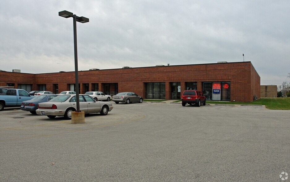 1433 W Fullerton Ave, Addison, IL à louer - Photo du bâtiment - Image 2 de 2