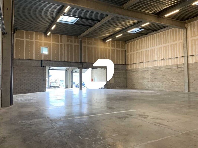 Flex in Bois-d'Arcy for lease - Interior Photo - Image 3 of 18