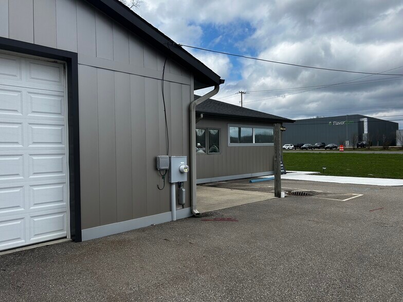 7755 Stadium Dr, Kalamazoo, MI à vendre - Photo du bâtiment - Image 2 de 8