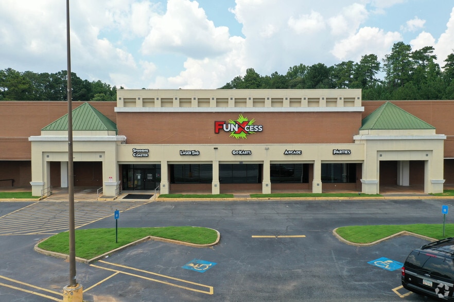 7984-8044 Rockbridge Rd, Lithonia, GA for lease - Building Photo - Image 3 of 13