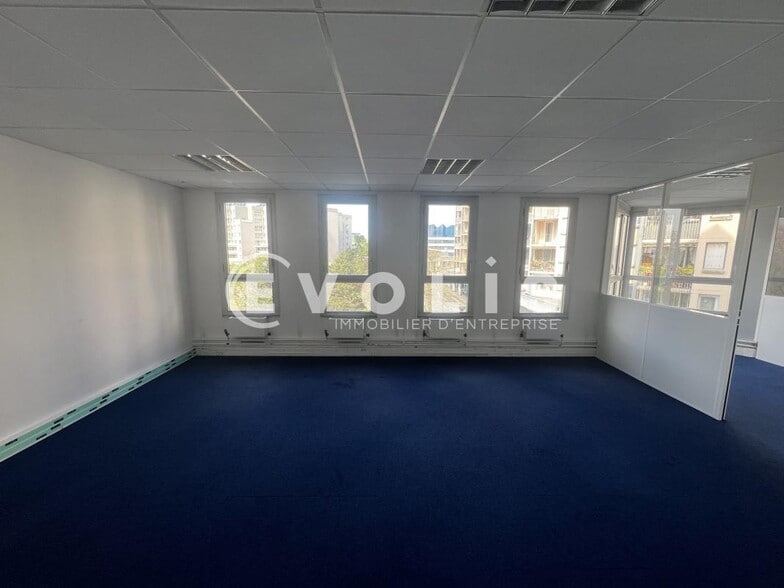 Office in Noisy-le-Grand for lease - Interior Photo - Image 2 of 8