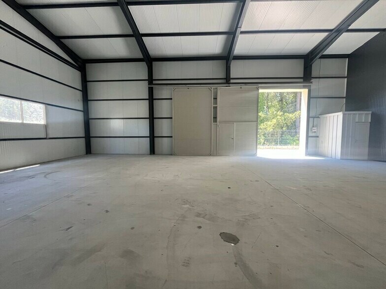 Flex in Vallabregues for lease - Building Photo - Image 3 of 6