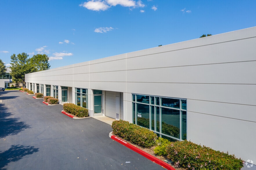 212 Technology Dr, Irvine, CA for lease - Building Photo - Image 3 of 115