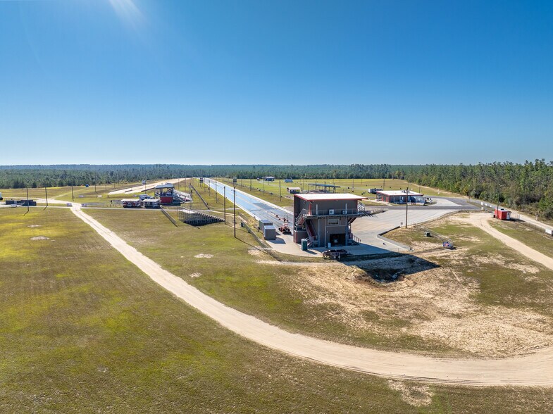 21281 NW Apache Rd, Fountain, FL à vendre - Photo du bâtiment - Image 3 de 7