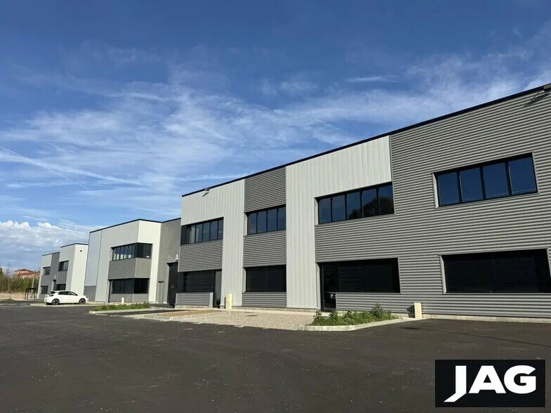 Flex in Pierre-Bénite for sale - Building Photo - Image 3 of 14