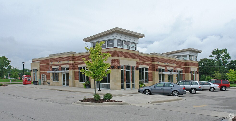 14960 W Greenfield Ave, Brookfield, WI à louer - Photo du bâtiment - Image 2 de 4