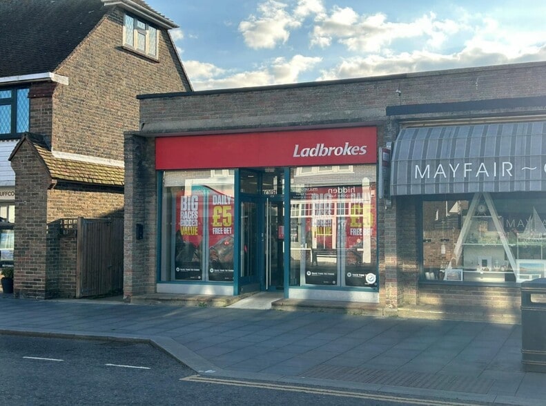 117 Connaught Ave, Frinton On Sea for sale - Building Photo - Image 1 of 2