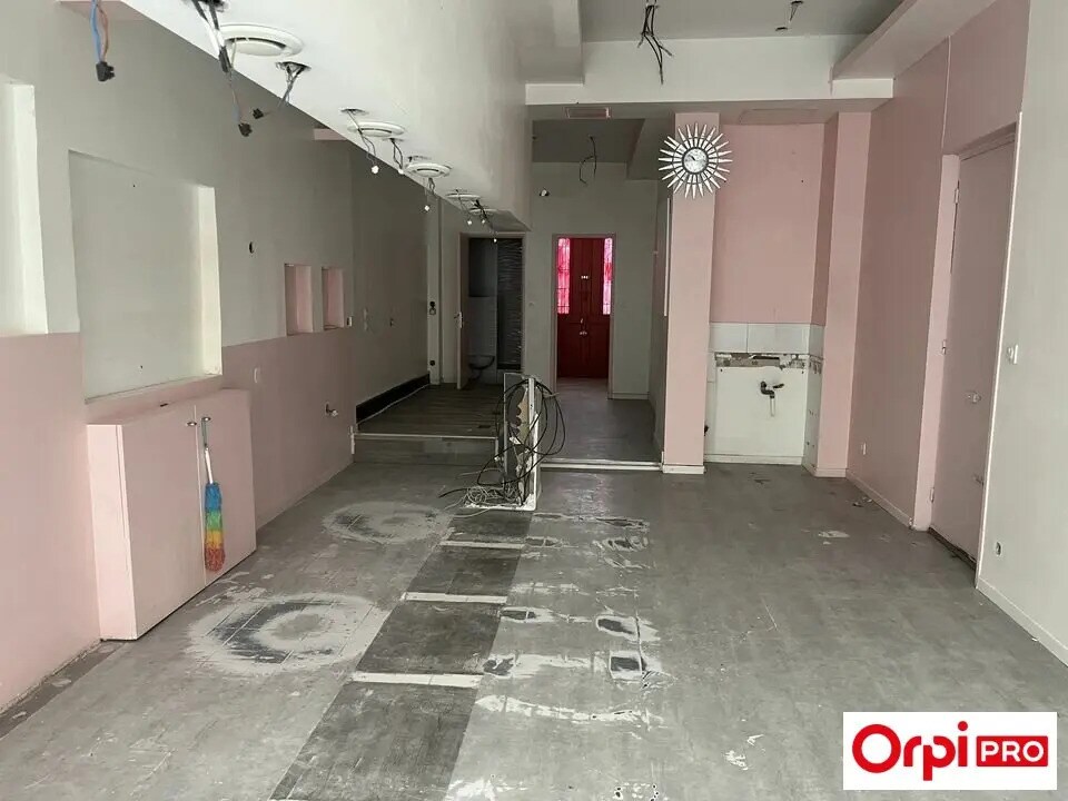 Retail in Villeurbanne for lease Interior Photo- Image 1 of 5