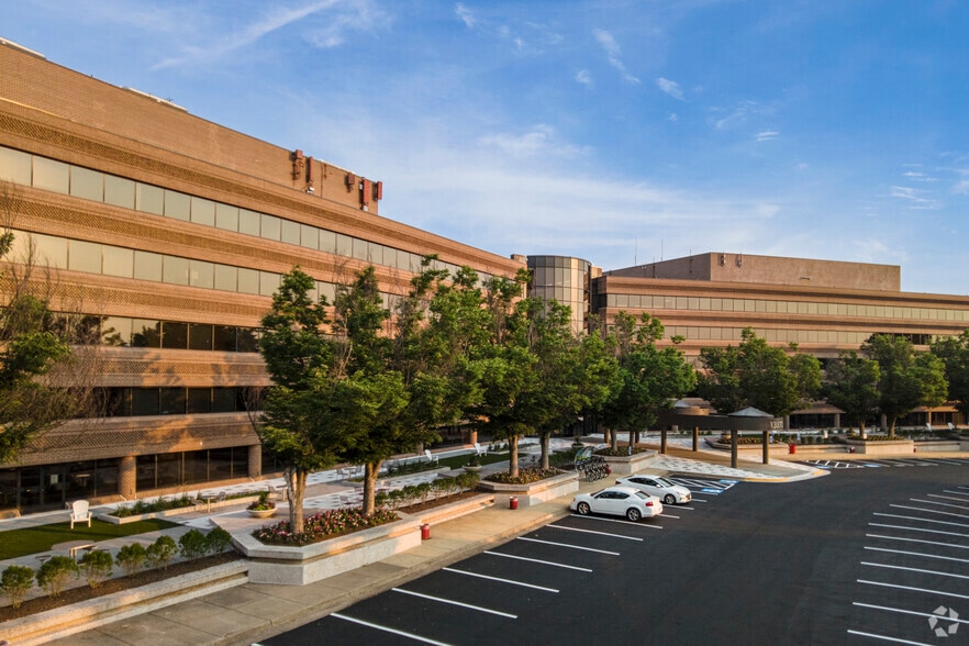 13873 Park Center Rd, Herndon, VA for lease - Building Photo - Image 1 of 42