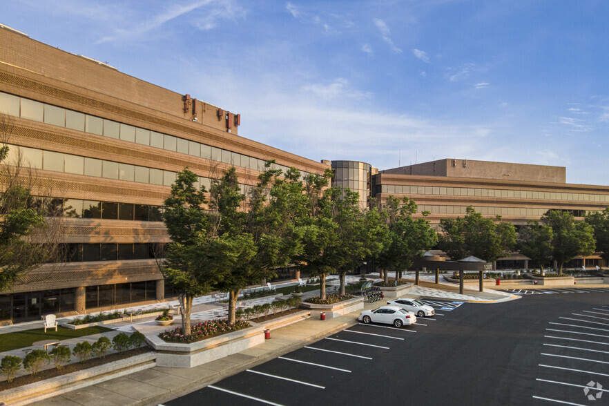 13873 Park Center Rd, Herndon, VA for lease - Primary Photo - Image 1 of 61