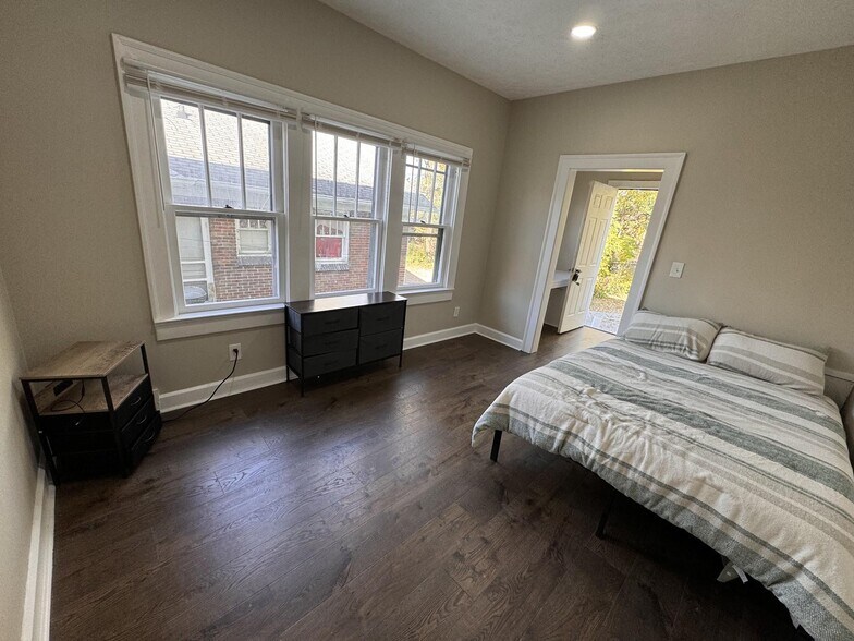 5222 E Washington St, Indianapolis, IN à vendre - Photo intérieure - Image 2 de 9