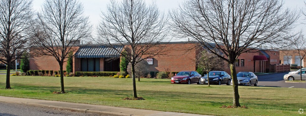 761 Koehler Ave, Ronkonkoma, NY à louer - Photo du bâtiment - Image 3 de 18