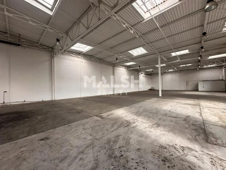 Flex in Saint-Priest for lease - Interior Photo - Image 3 of 5