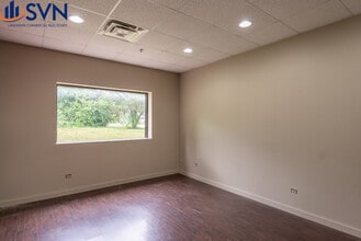 611 E State St, Geneva, IL à louer Photo intérieure- Image 2 de 2