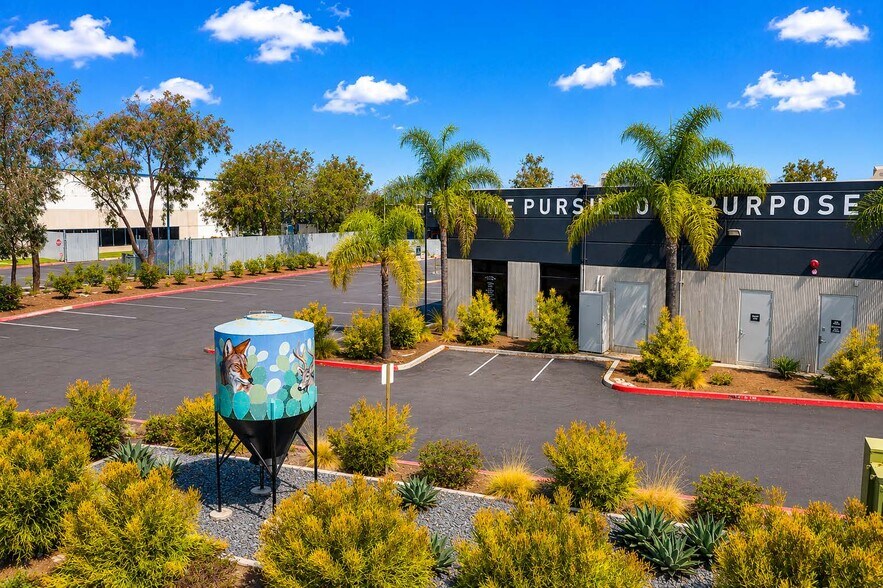 8680 Miralani Dr, San Diego, CA à louer - Photo du bâtiment - Image 3 de 11