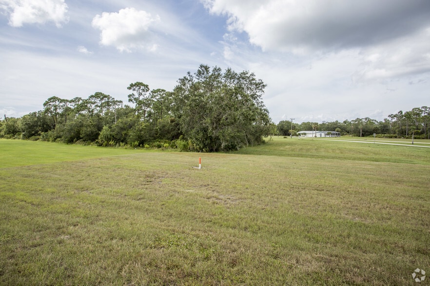 24631 Yacht Club Blvd, Punta Gorda, FL for lease - Primary Photo - Image 1 of 2