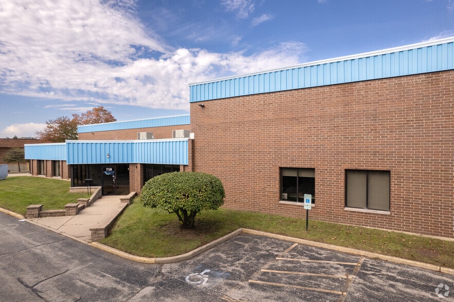 710 E Cooper Ct, Schaumburg, IL for lease - Primary Photo - Image 1 of 5