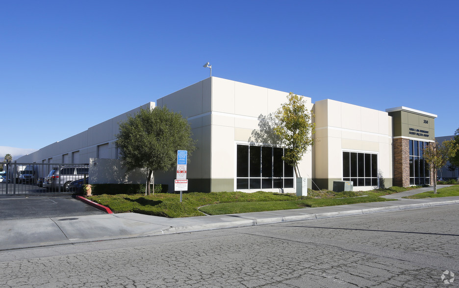 350 E Commercial Rd, San Bernardino, CA for lease - Building Photo - Image 2 of 5