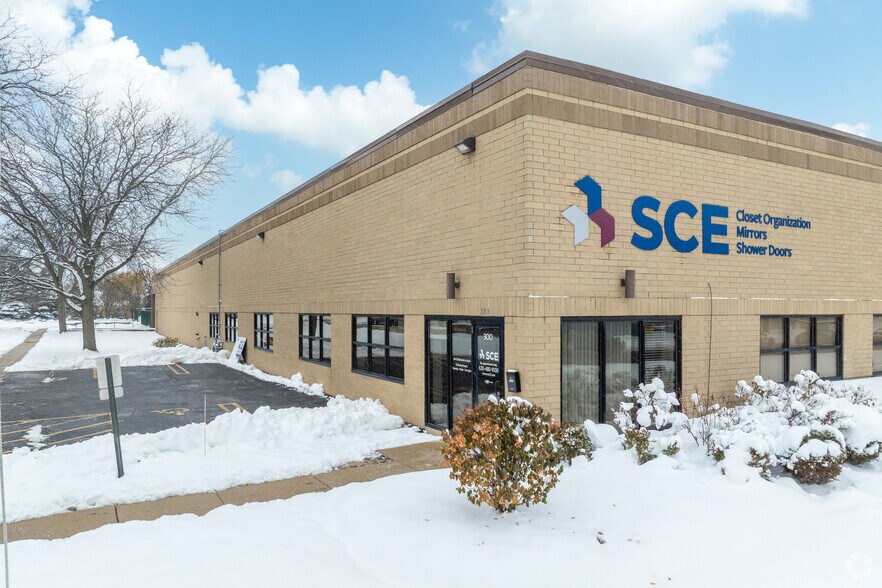 300 S Westgate Dr, Carol Stream, IL à louer - Photo principale - Image 1 de 4