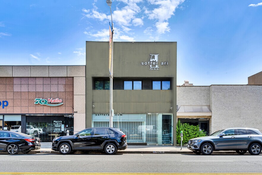 850 S Robertson Blvd, Los Angeles, CA à louer - Photo du bâtiment - Image 2 de 11
