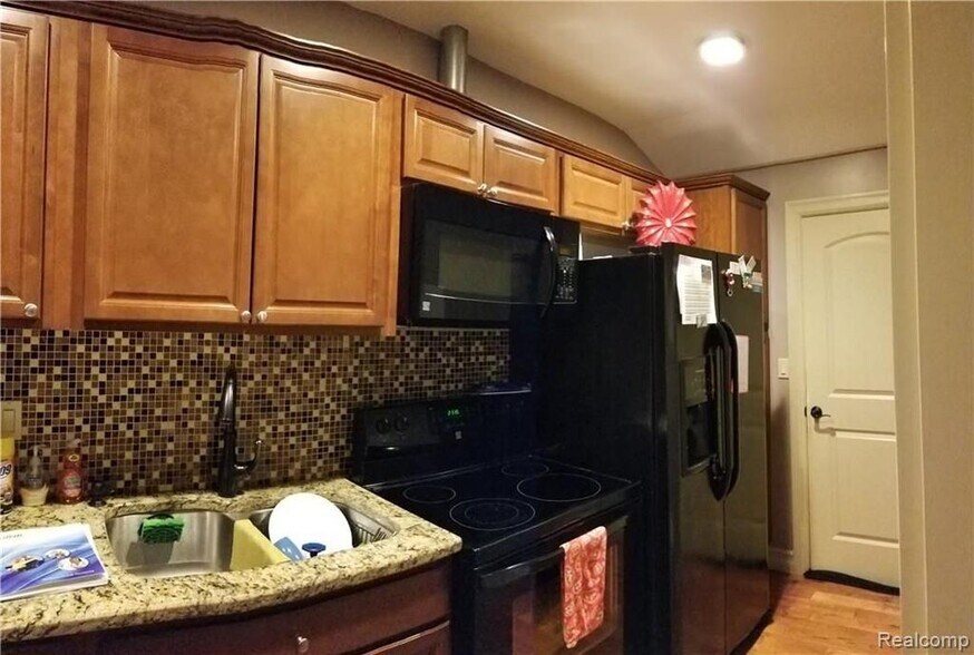 23065 Canfield Ave, Farmington Hills, MI à vendre - Photo du bâtiment - Image 3 de 6