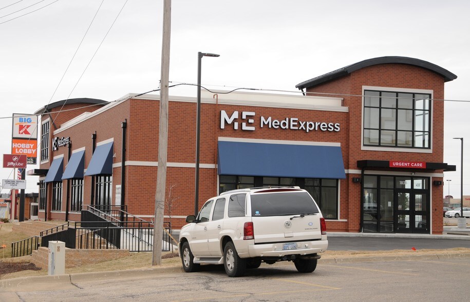 1834 SW Wanamaker Rd, Topeka, KS à vendre - Photo du bâtiment - Image 3 de 5