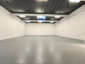 Flex in Éragny for lease Interior Photo- Image 2 of 2