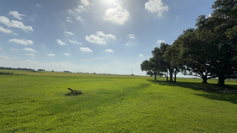 525 Olede Devillier Road, Winnie, TX à vendre - Vidéo sur l’inscription commerciale - Image 3 de 44