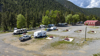 RV Park - River's Edge RV Park & Health Mine - Terrain de camping