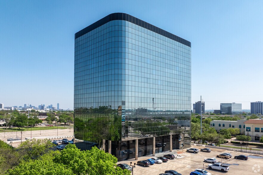1349 Empire Central Dr, Dallas, TX à louer - Photo du bâtiment - Image 2 de 21