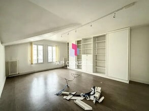 Office in Versailles for lease Interior Photo- Image 2 of 4