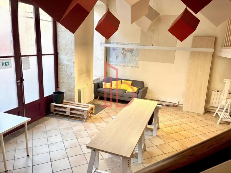 Office in Bordeaux for lease - Building Photo - Image 1 of 5
