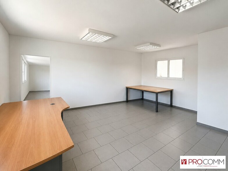 Retail in Graveson for lease - Interior Photo - Image 3 of 3