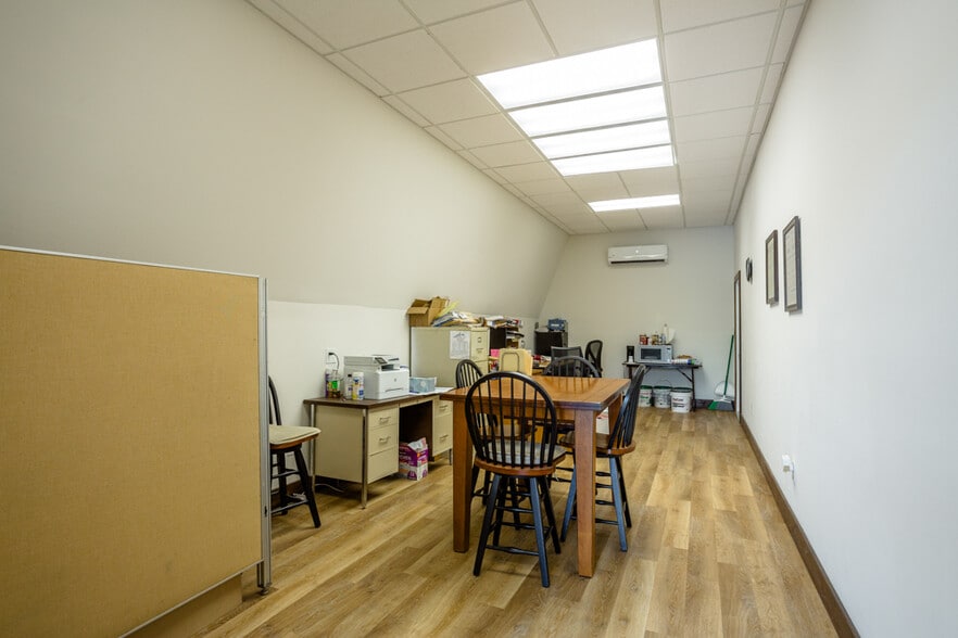 1110 N Liberty St portfolio of 3 properties for sale on LoopNet.ca - Interior Photo - Image 3 of 12