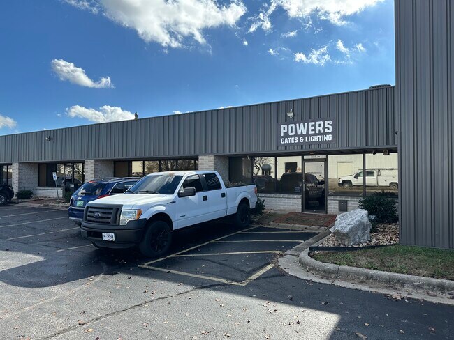 Plus de détails pour 3040-3058 E Elm St, Springfield, MO - Local d'activités, Industriel à louer