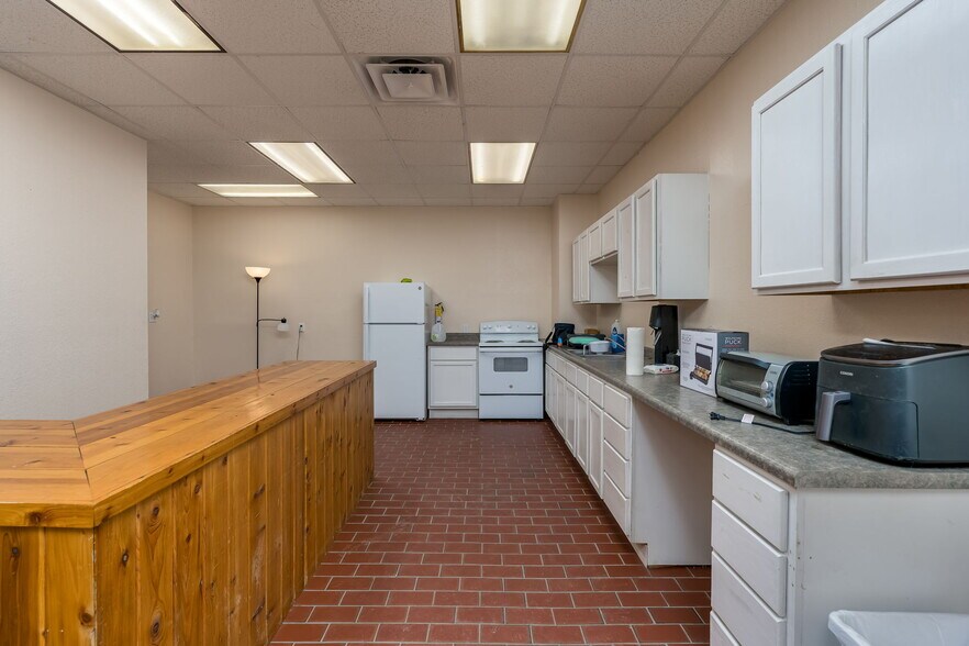 138 N Main St, Janesville, MN for sale - Interior Photo - Image 2 of 14