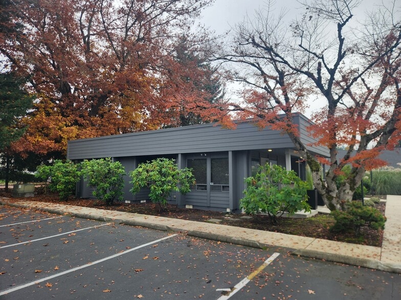 Pegasus Building & Phoenix Building portfolio of 2 properties for sale on LoopNet.ca - Building Photo - Image 2 of 8