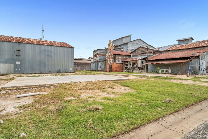 136 S Caldwell St, Giddings, TX à vendre - Photo du bâtiment - Image 2 de 8