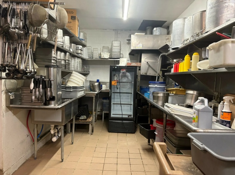 15612 Fort St, Southgate, MI for sale - Interior Photo - Image 3 of 9