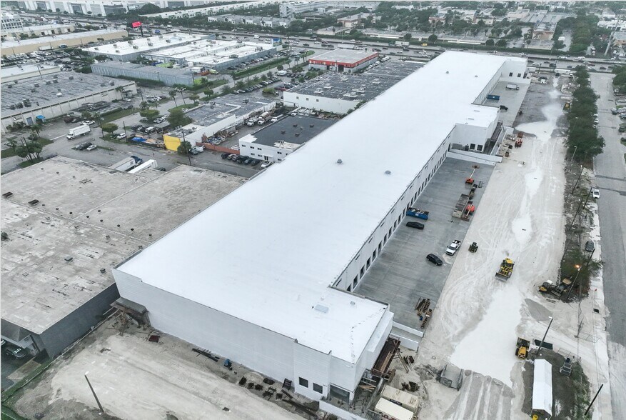 4995 NW 77th Ave, Miami, FL à louer - Photo du bâtiment - Image 3 de 5