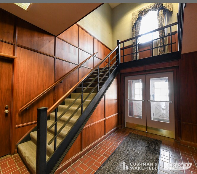 1495 Warren Rd, Lakewood, OH à vendre - Photo du bâtiment - Image 2 de 7