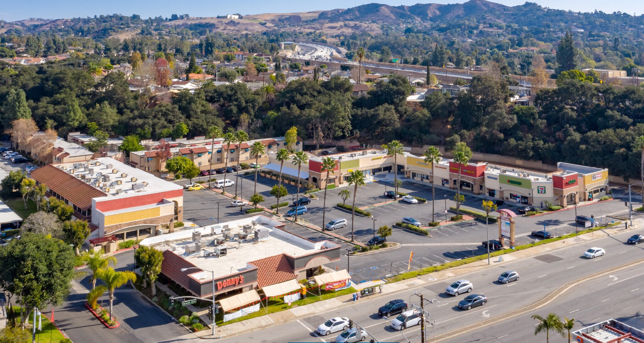 100-150 N Grand Ave, West Covina, CA à louer Photo du bâtiment- Image 1 de 6