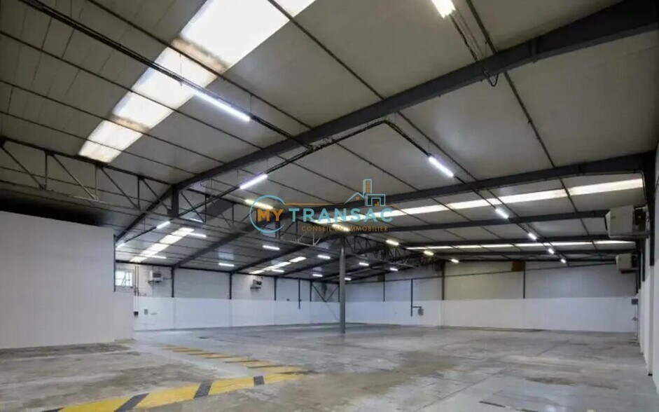 Flex in Morangis for lease - Interior Photo - Image 2 of 9