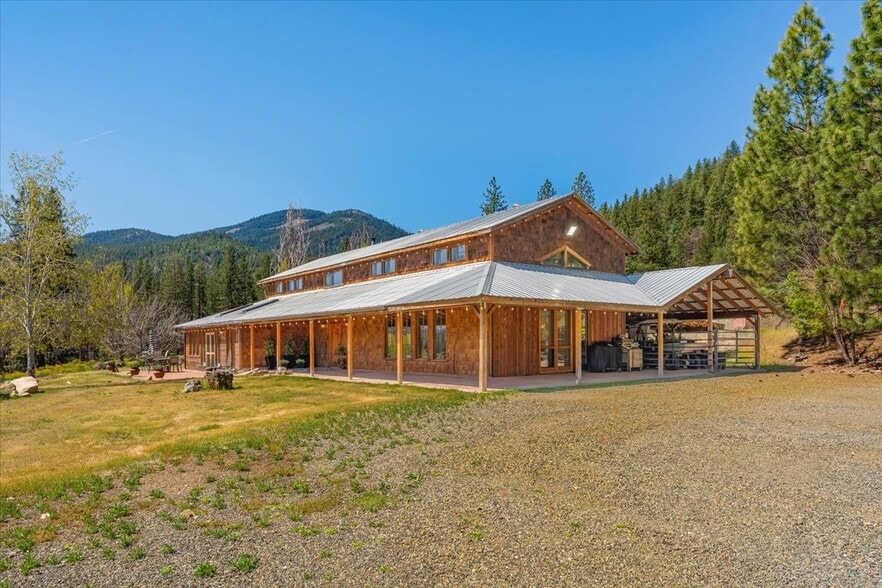 9515 Scott River Rd, Fort Jones, CA à vendre - Photo du bâtiment - Image 1 de 52