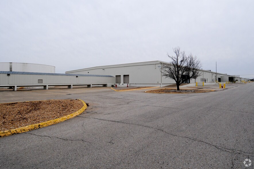 925 SW University Blvd, Topeka, KS à vendre - Photo du bâtiment - Image 3 de 5