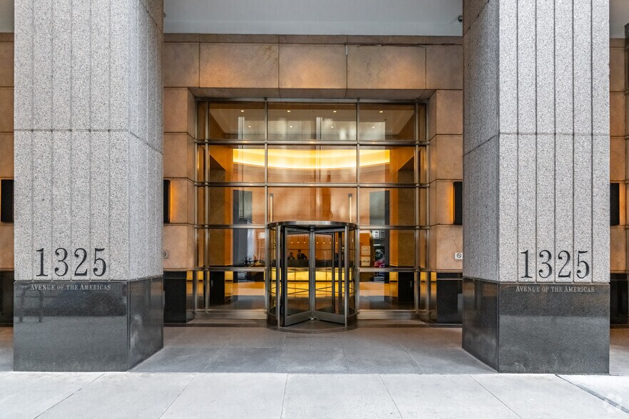 1325 Avenue of the Americas, New York, NY à louer - Photo du bâtiment - Image 3 de 25