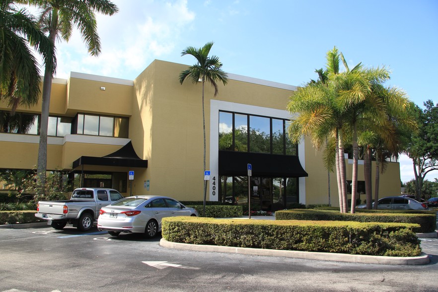 4400 N Congress Ave, West Palm Beach, FL for lease - Primary Photo - Image 1 of 6