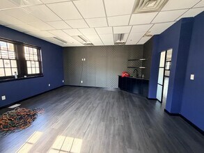 8 Bond St, Great Neck, NY for lease Interior Photo- Image 2 of 6